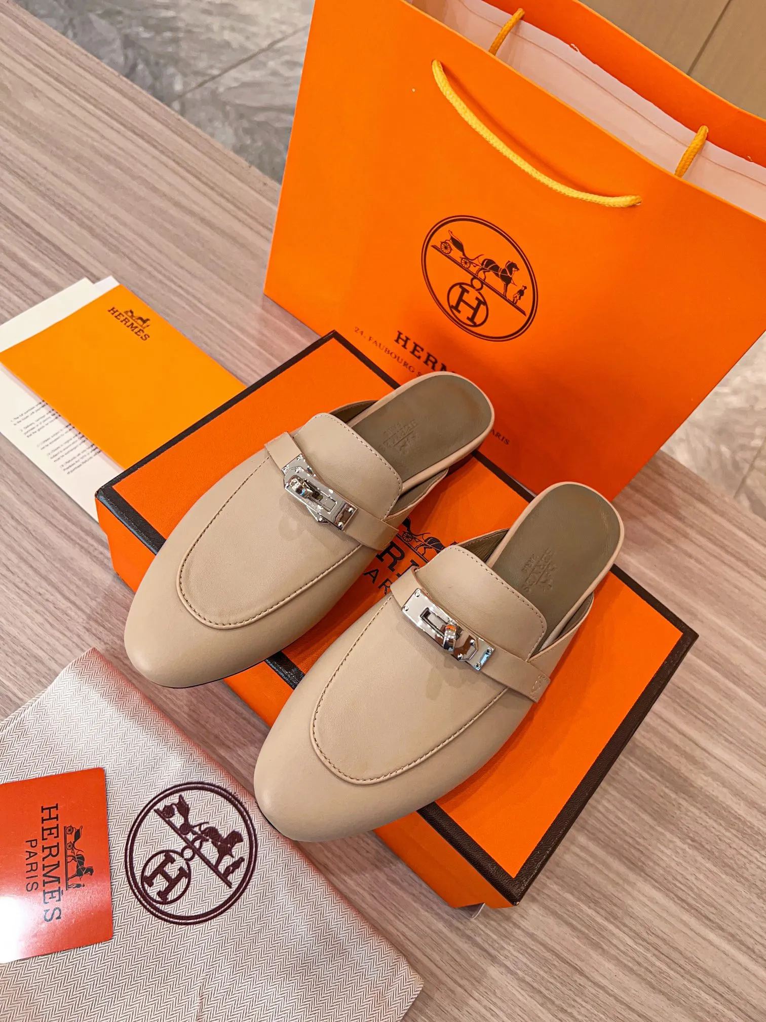 👟👟Ex-factory price 560👟👟 🐎2023 top product Hermes new genuine handmade shoes, purely handmade, a must-collect item! The perfect holiday accessory! Our pursuit of quality products is always the best! Don't give in! Comfort and originality, not following trends, and not deliberately expressing oneself are the consistent pursuits of Hermes and its fans! [Material] ✅Upper: Hermers original calfskin ✅Foot pads: Made of imported original fabric 5D color printed pads ✅Outsole: Italian genuine leather outsole (pursuing top walking comfort) [Number of codes] 34-42 [Packaging] Comes with a full set of original packaging, code 35-42